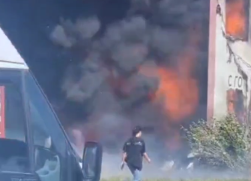 Пожарного увезли на скорой: новые подробности о возгорании на рынке «Лира» на Ставрополье