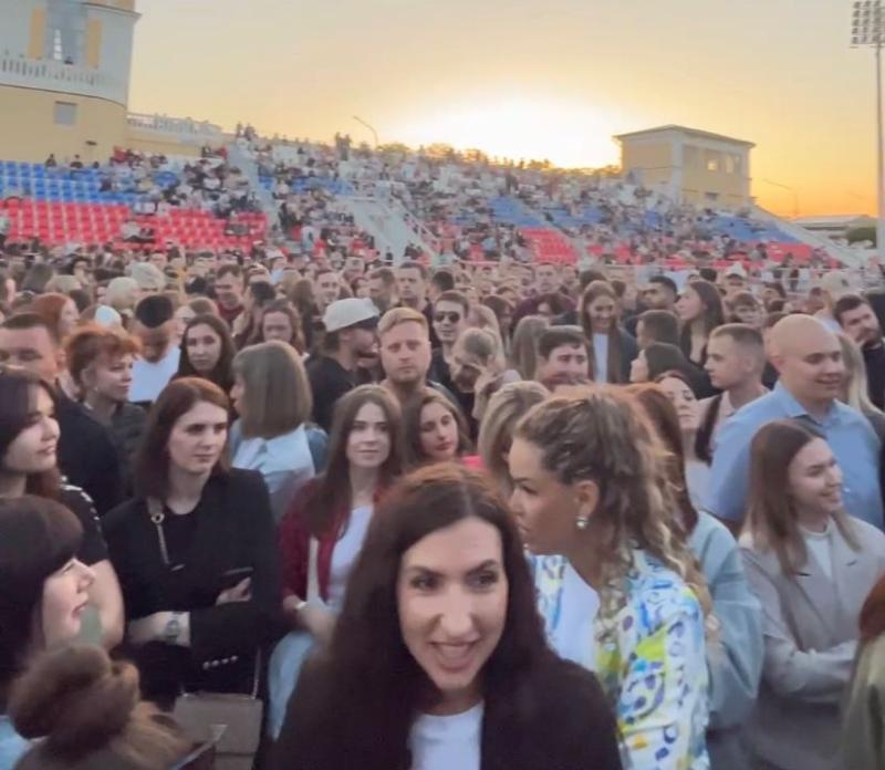 Вопреки недоброжелателям толпы людей собрались на концерте Басты в Ставрополе