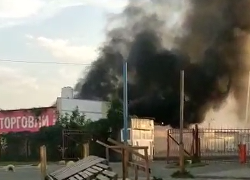 Торговые павильоны загорелись на Южном рынке в Ставрополе