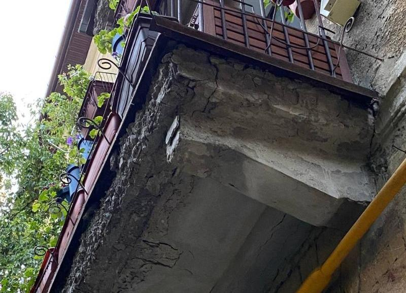 Госжилинспекция не увидела опасности в ветхом балконе на Карла Маркса в центре Ставрополя
