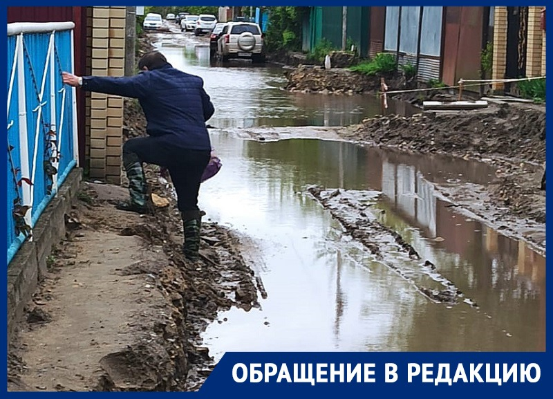Раскопали и бросили: жителям Михайловска по пути домой приходится преодолевать полосу препятствий