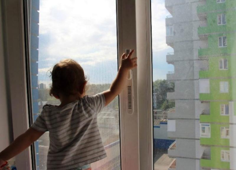 В Михайловске маленькая девочка выпала с четвертого этажа многоквартирного дома