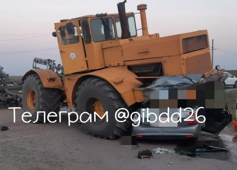Три человека погибли из-за столкновения трактора и «Приоры» на Ставрополье