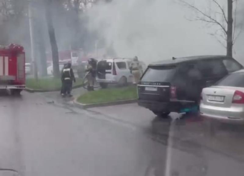 В центре Ставрополя загорелся автомобиль Lada Largus