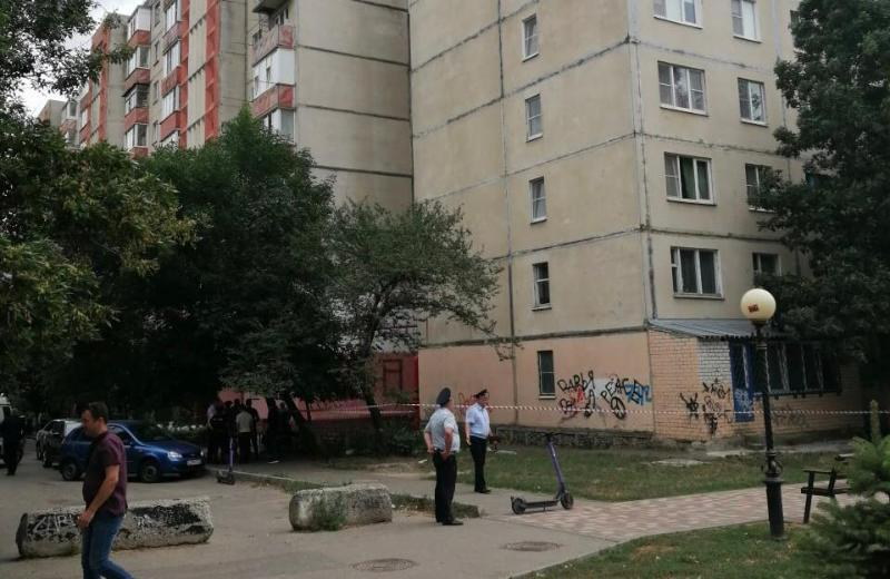 Тело школьника нашли на 50 лет ВЛКСМ в Ставрополе после падения из окна