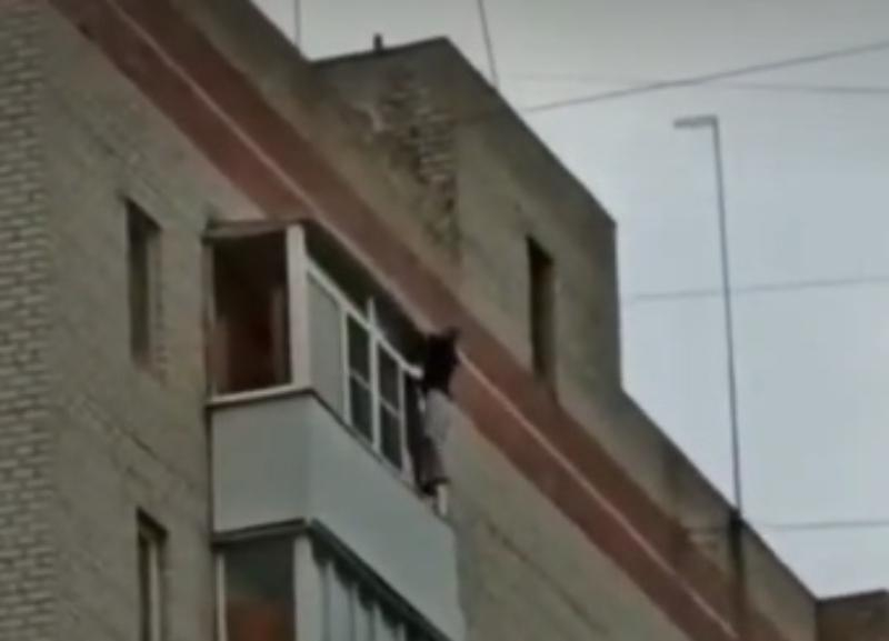 Неизвестный мужчина напугал общественность рисковыми вылазками с балкона 9-этажки в Ставрополе