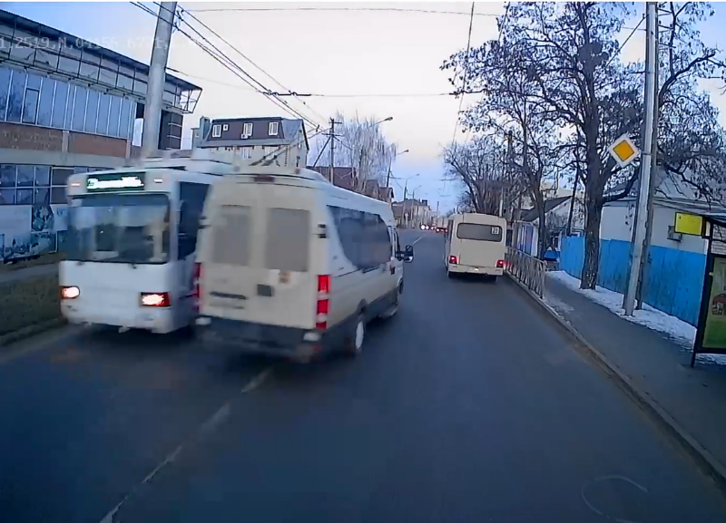 Лихачество водителя маршрутки в Ставрополе попало на камеру видеорегистратора