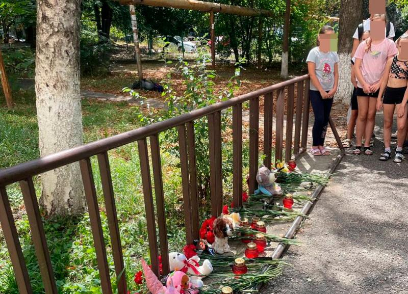 Прячут слезы и несут игрушки: школьники провожают в последний путь погибших в ДТП под Пятигорском велосипедистов