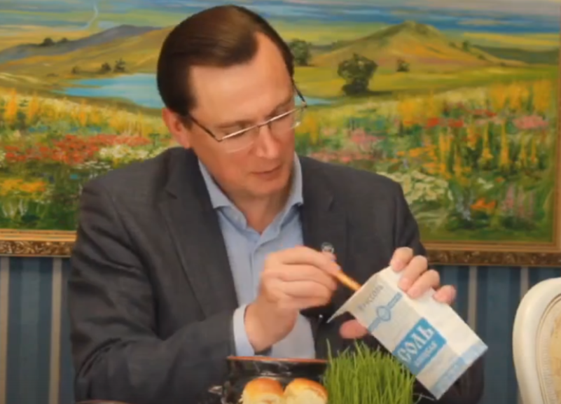 «Без соли никуда»: мэр Кисловодска Моисеев удивил подписчиков очередным перформансом