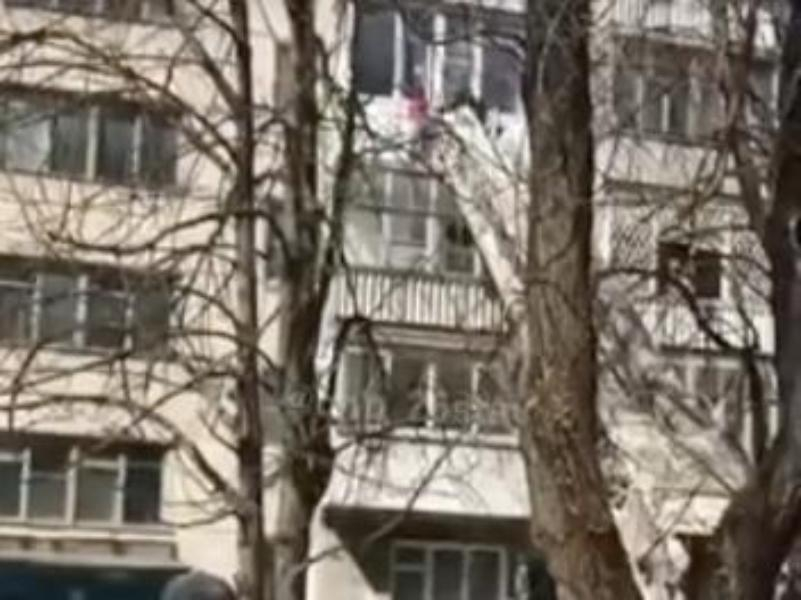 В Ставрополе спасли повисшего с балкона ребёнка