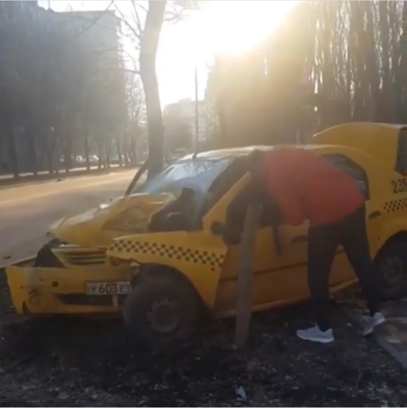 Таксист пострадал в серьезной аварии в Ставрополе