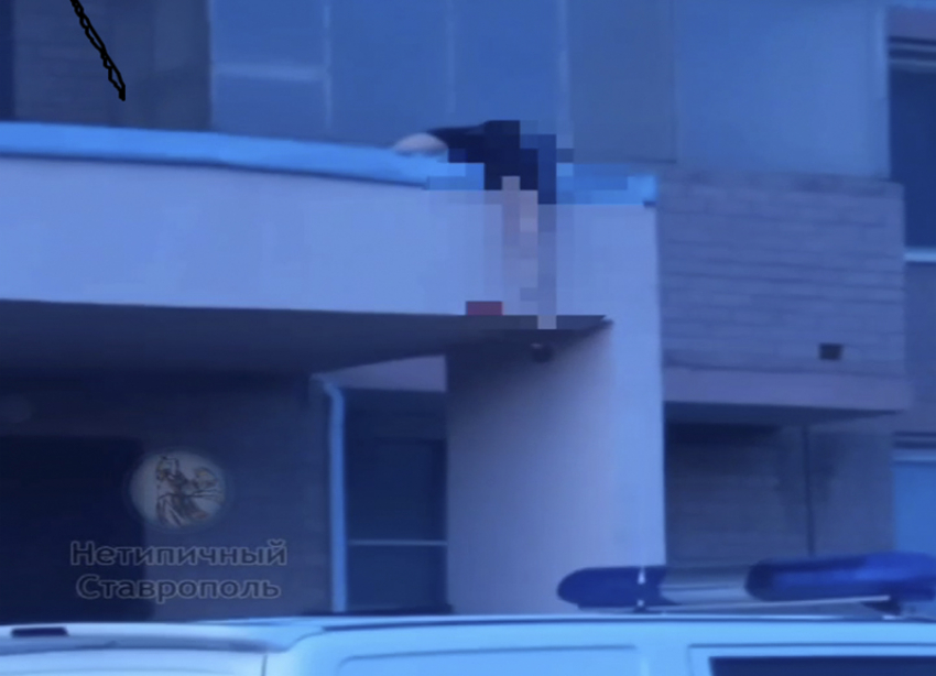 Мужчина выпал из окна на юге Ставрополя и погиб 