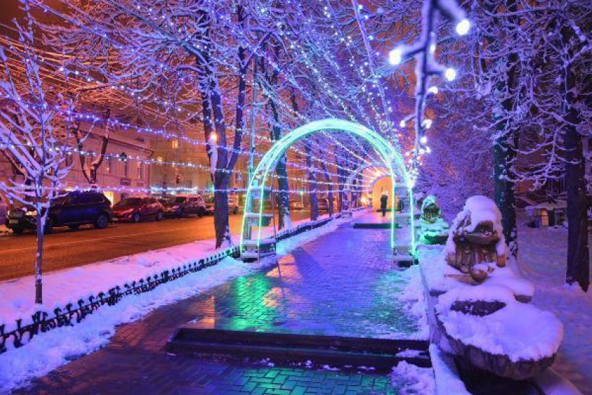 Новогодними огнями засиял Ставрополь за две недели до главного зимнего праздника