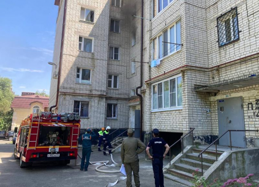Три человека спасли из пожара в квартире на улице Шпаковской в Ставрополе — видео