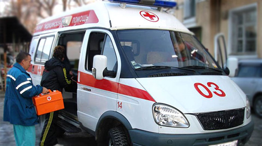 Микроавтобус столкнулся с легковушкой на Ставрополье: погиб один человек