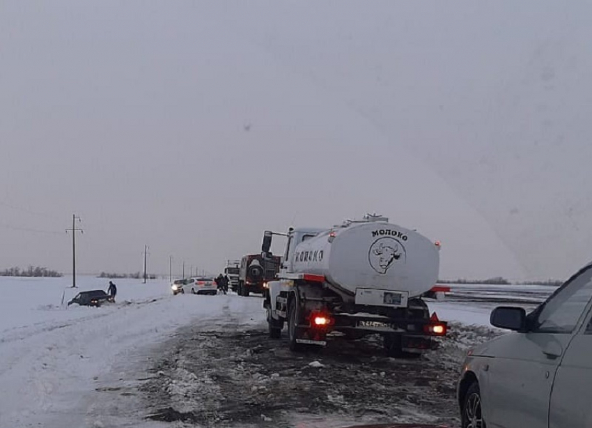 Из-за выпавшего снега на дорогах Апанасенковского района наступил апокалипсис