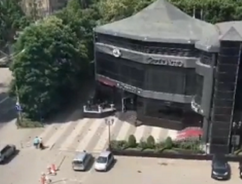 Рой пчел «атаковал» многоэтажку на Ленина и попал на видео в Ставрополе