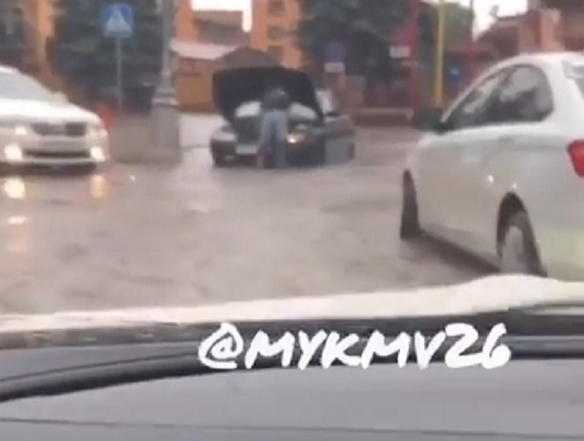 «Пятигорск поплыл»: затопленные улицы города курорта попали на видео