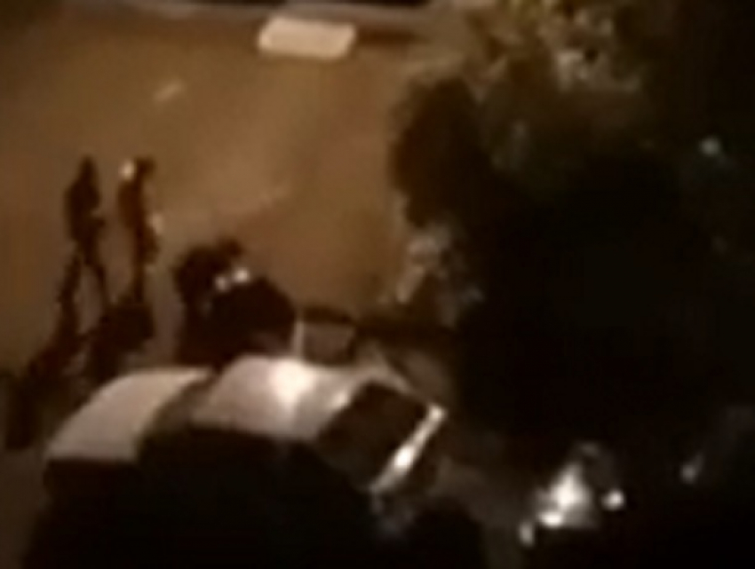 Буйный мужчина нападал на прохожих во дворе дома в Ставрополе 