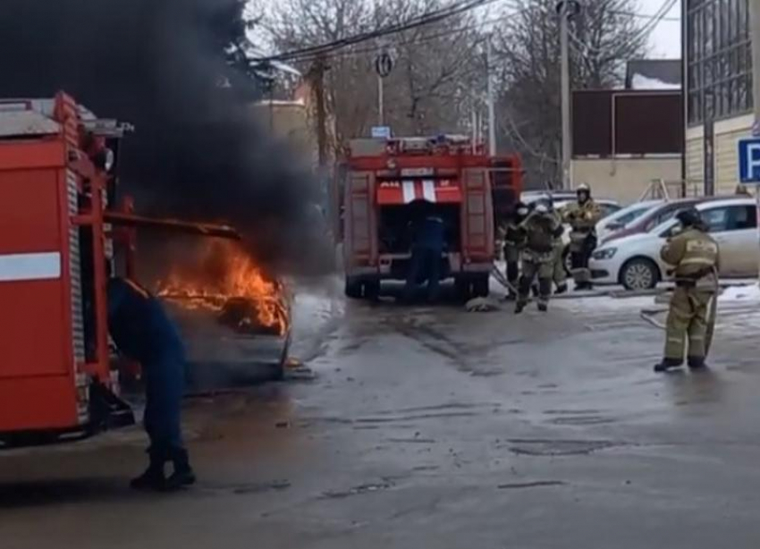 На Ставрополье в центре Михайловска полностью сгорел автомобиль