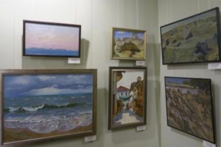 Картины художника из Ставрополья представлены на выставке в Крыму