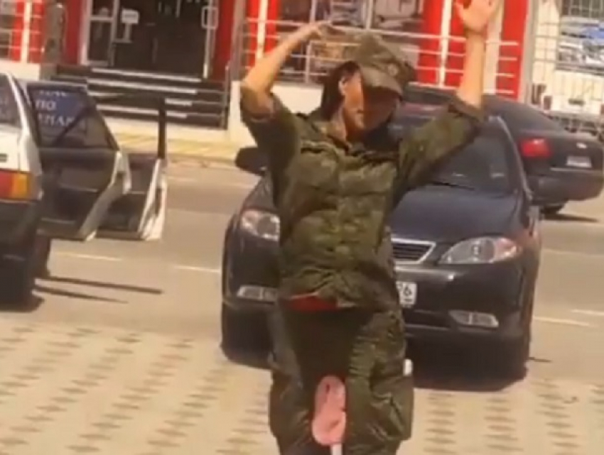 Неадекватная девушка в военной форме попала на видео в Ставрополе