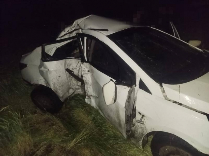 Машина на полной скорости влетела в дерево на Ставрополье: погиб подросток