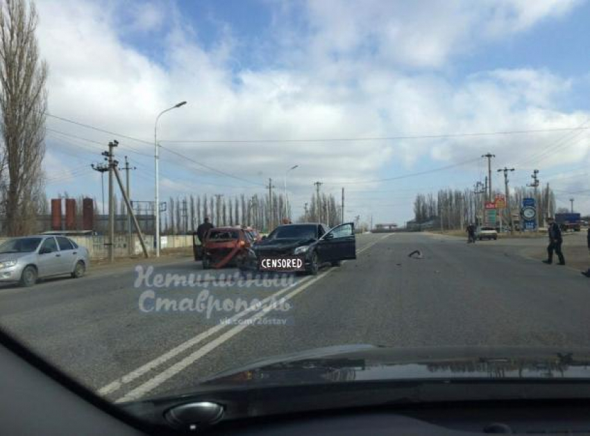 "Мерседес» и «Лада-Калина» встретились на дороге в Ставрополе