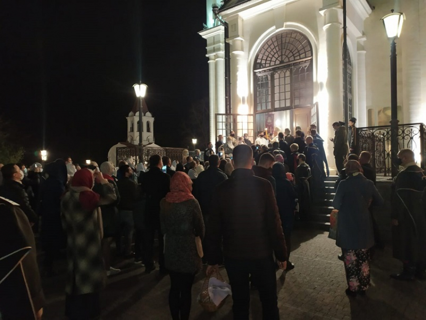 Самоизоляция? Нет, не слышали: толпы людей пришли праздновать Пасху в ставропольские храмы