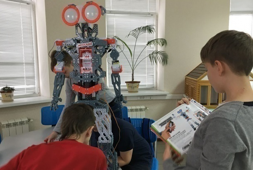 Школьники Ставрополя создали уникального робота, способного запоминать слова и танцевать