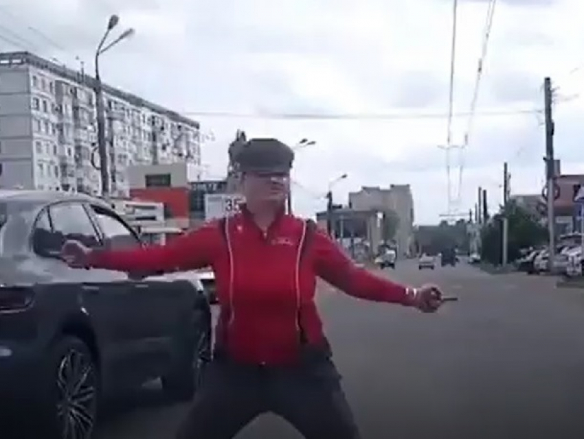 Неадекватная женщина в красном показывала водителям неприличные жесты посреди  дороги в Ставрополе и попала на видео
