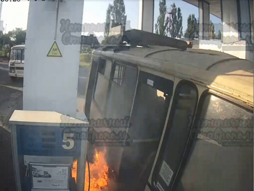 На загоревшейся заправке пострадал водитель автобуса в Ставрополе