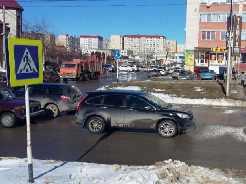 Переходившего дорогу ребенка сбил внедорожник на улице 45 Параллель в Ставрополе