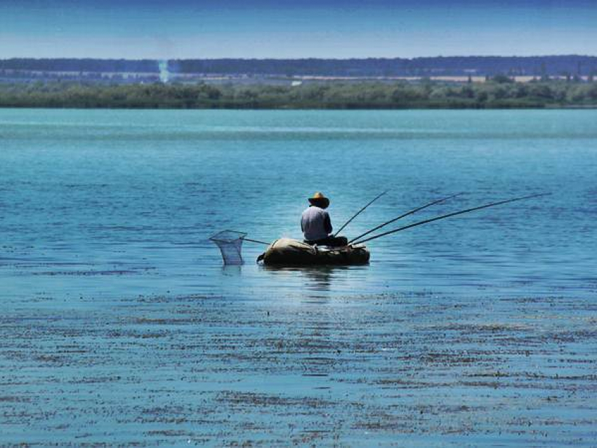 На Ставрополье спасатели вытащили мужчину из Егорлыкского водохранилища
