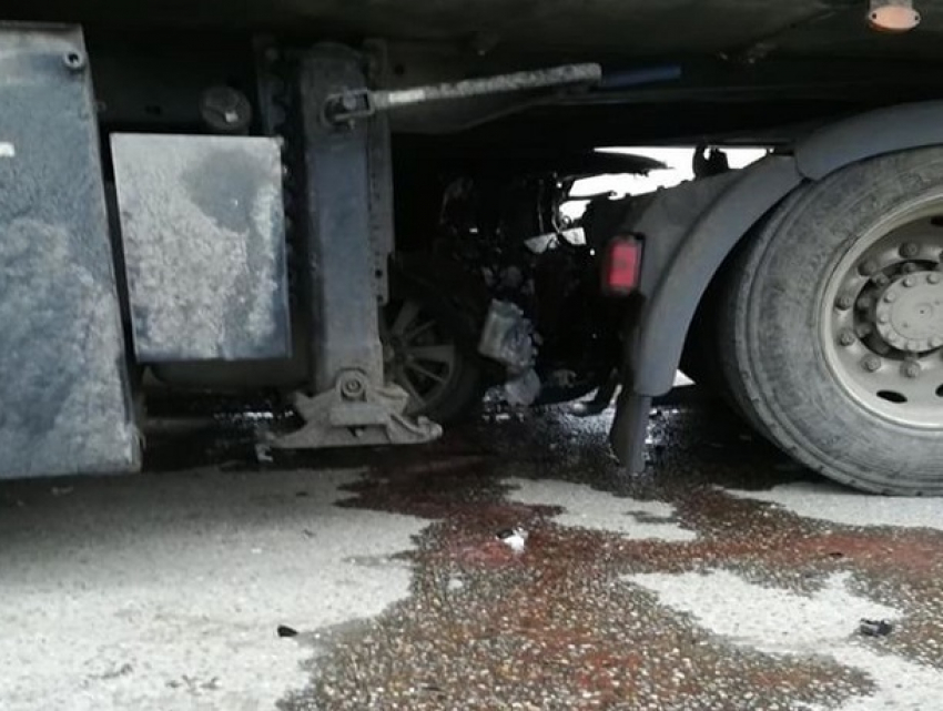 «Тойота» «залетела» под фуру на Ставрополье - водитель «легковушки» попал в реанимацию