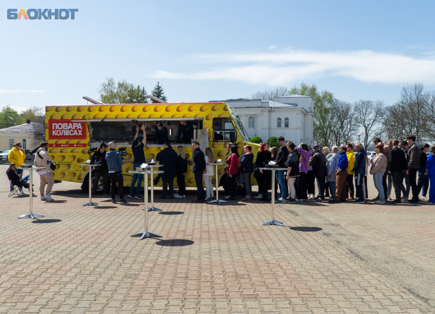 Толпа любителей халявной еды выстроилась на Крепостной горе в Ставрополе 