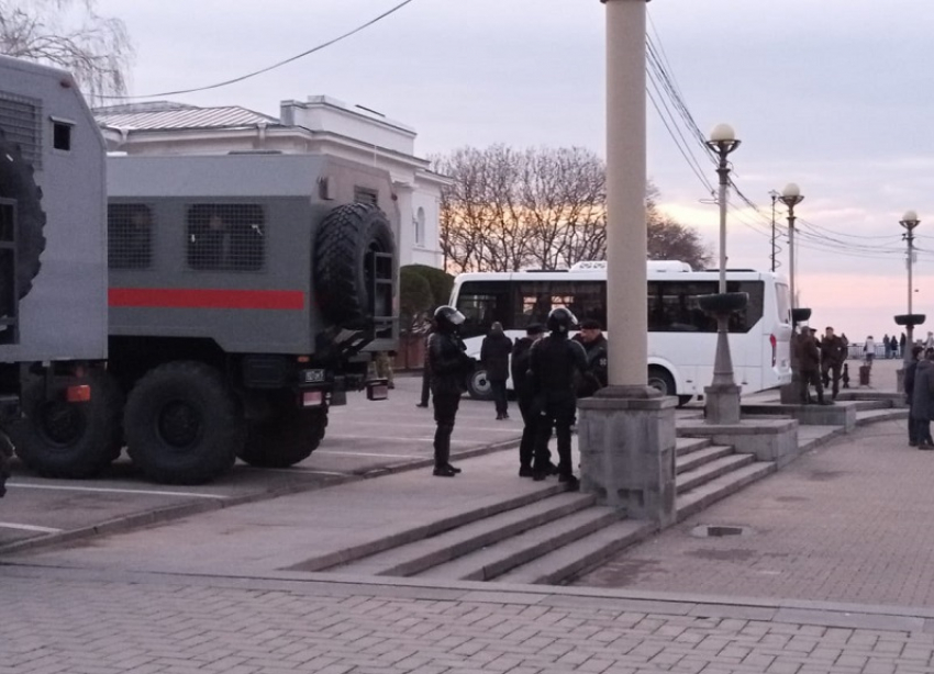 На митинг в поддержку Навального в Ставрополе пришли только правоохранители и толпа «зевак»