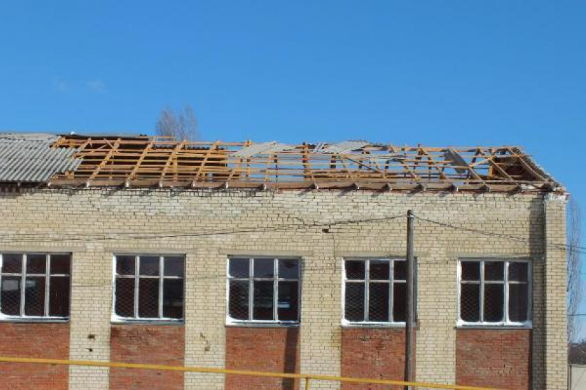Сильный ветер разрушил крышу школы Ставрополья