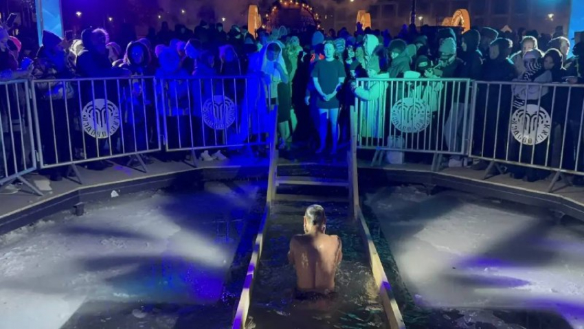 Более 2000 человек участвовали в крещенских купаниях на Старом озере Кисловодска