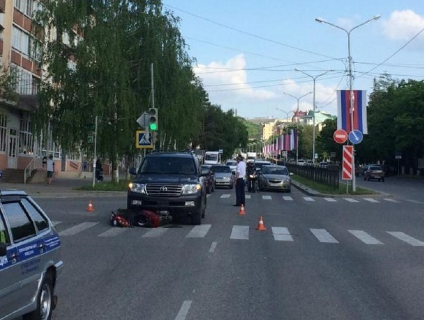 Скутерист без прав попал под колеса внедорожника на Ставрополье