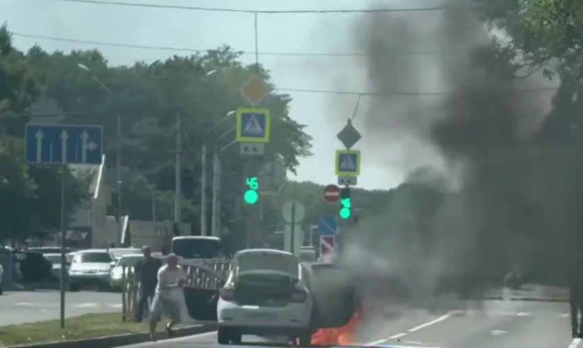 Полыхающее авто потушили в центре Ставрополя 