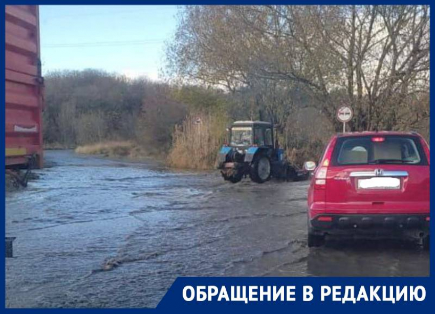 «Больше 10 машин заглохли»: огромная лужа в станице Новомарьевской ужасает местных жителей