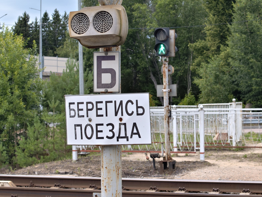 Электричка насмерть сбила человека у Боргустанского шоссе в Ессентуках