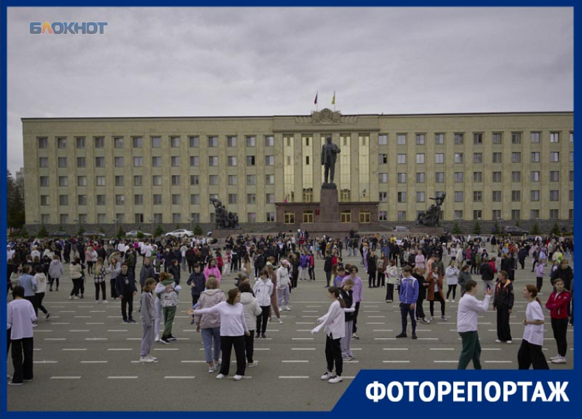 Тысячи школьников и десятки чиновников собрались на площади Ленина в Ставрополе 