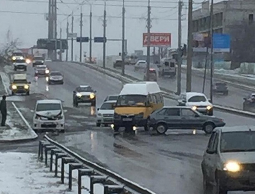 С серьезного ДТП начался «день жестянщика» в Ставрополе 