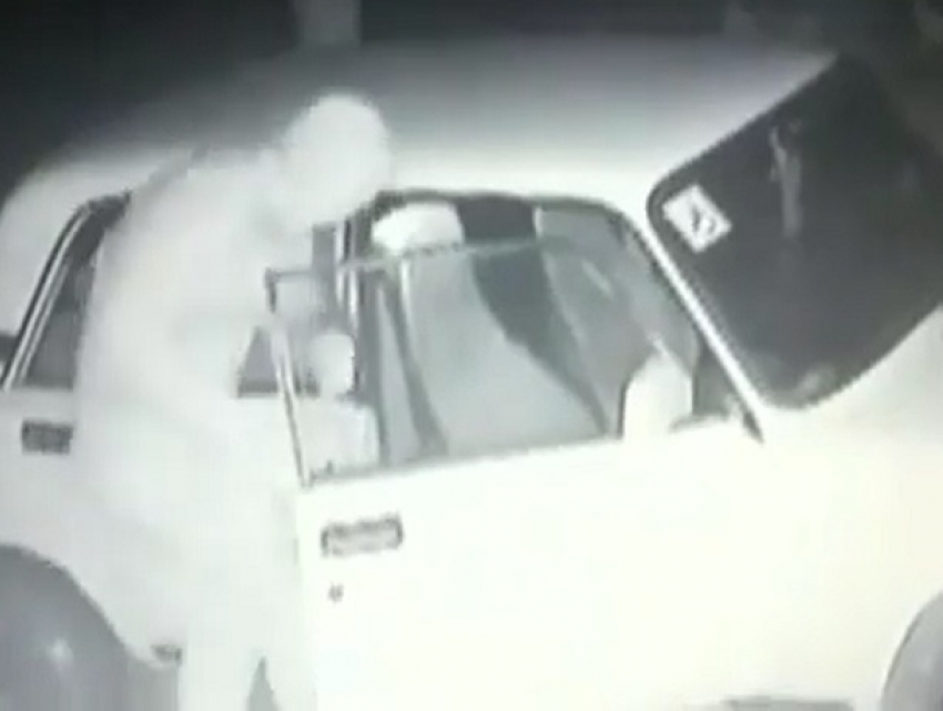 Осторожные воры «обчистили» автомобиль на Ставрополье и попали на видео
