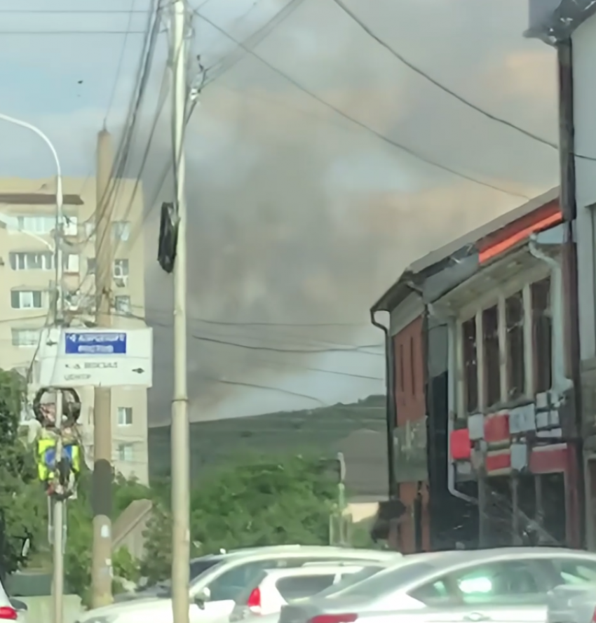 Появилось видео с крупным пожаром в районе дач на Чапаевке в Ставрополе 