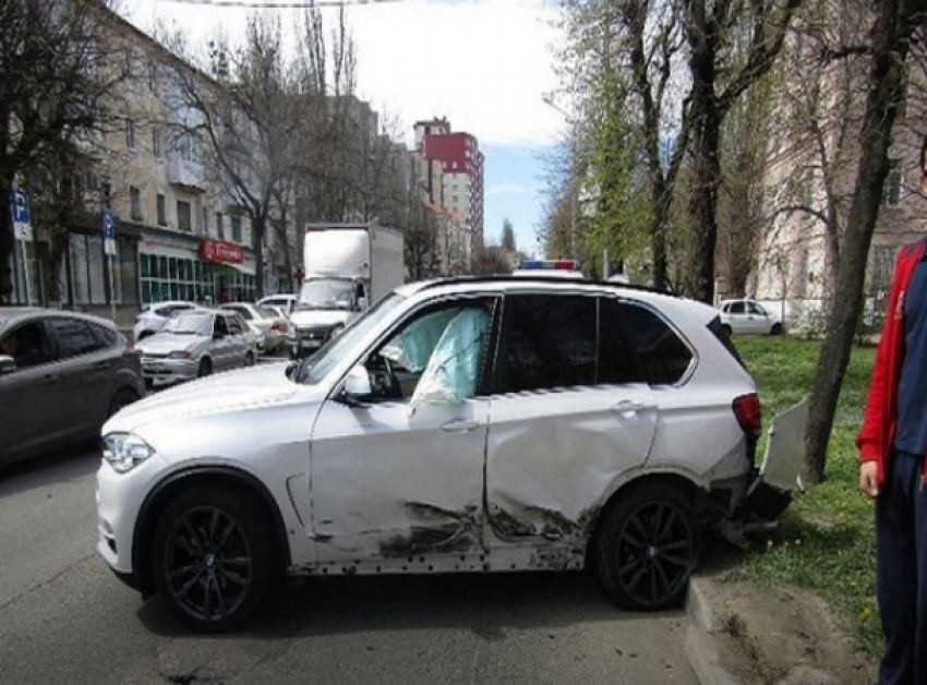 Два дорогостоящих «БМВ» столкнулись на дороге в центре Ставрополя