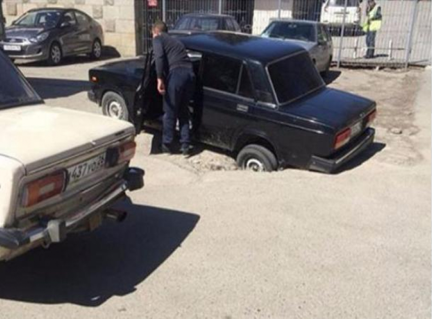Бездна под обвалившимся асфальтом поглотила автомобиль в Пятигорске