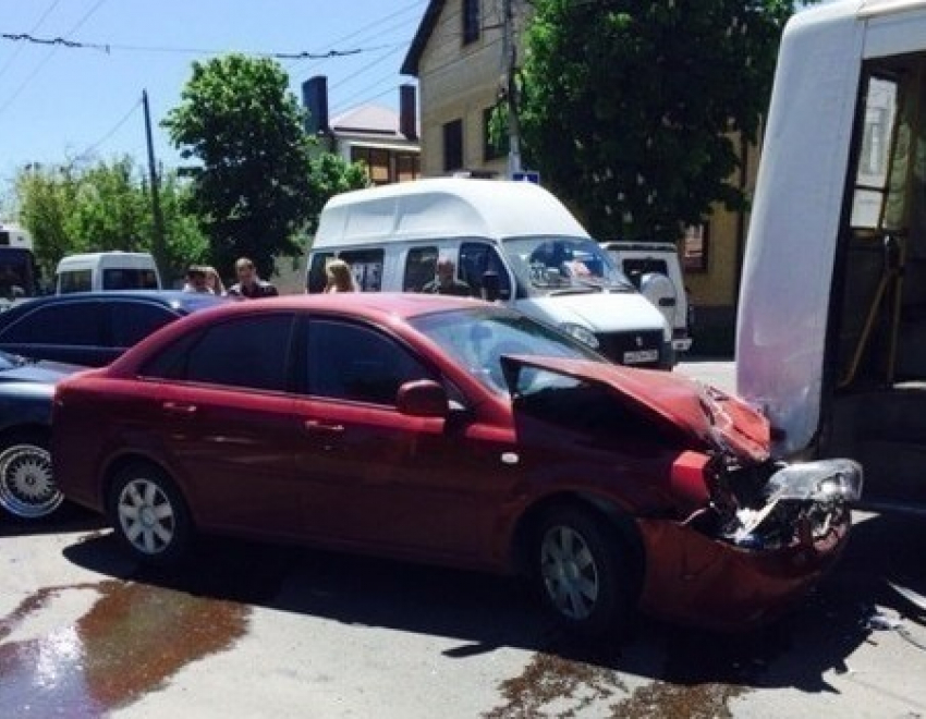 Маршрутка и три автомобиля столкнулись в Ставрополе